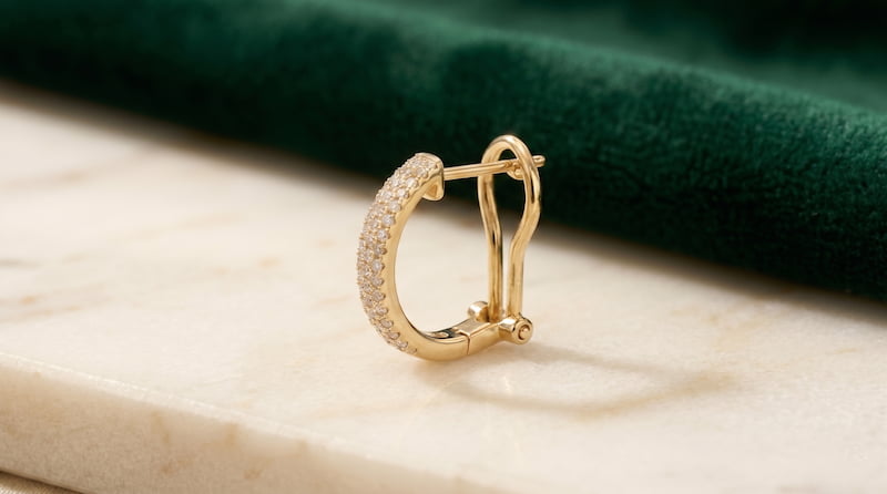 Exclusive Omega-type closure combining a post with a movable pressure flap for maximum comfort