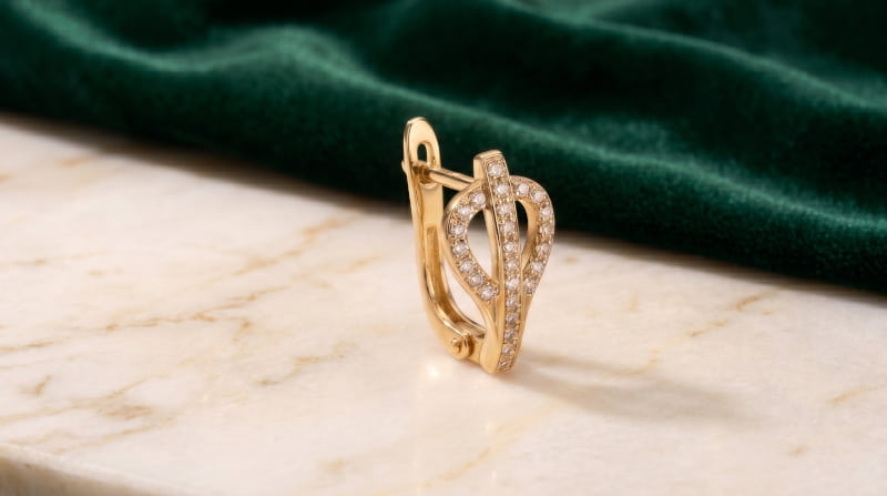 Lyre-style lever-back mechanism with a secure latch in diamond earrings